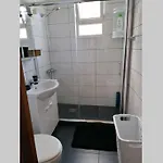 Relax Vacation Rental, 아파트 푼샬